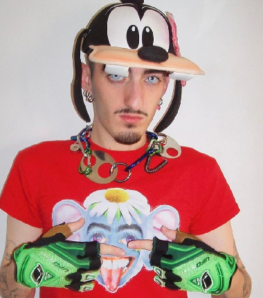 Charlie Smits pinta un hogar Lgbtqia+ con su arte naif