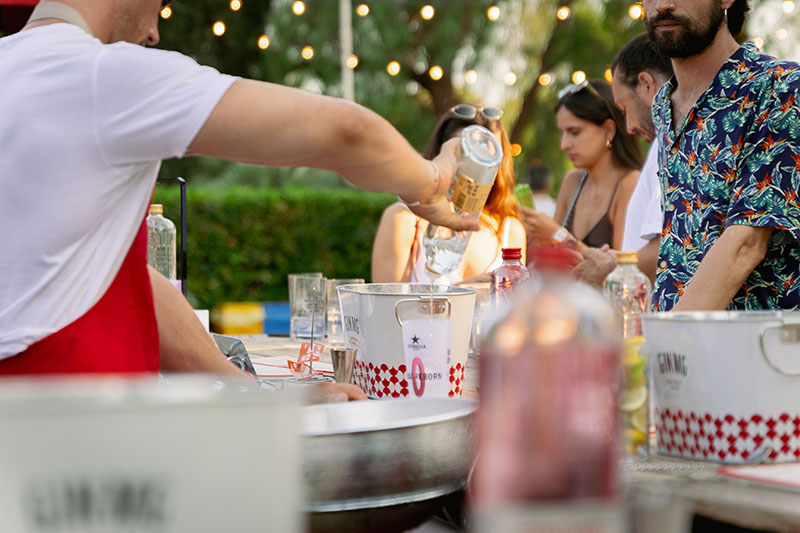 Camarero sirviendo Gin MG en el festival Vida
