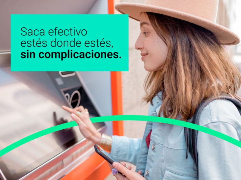 Chica sacando dinero con su tarjeta imagin débito