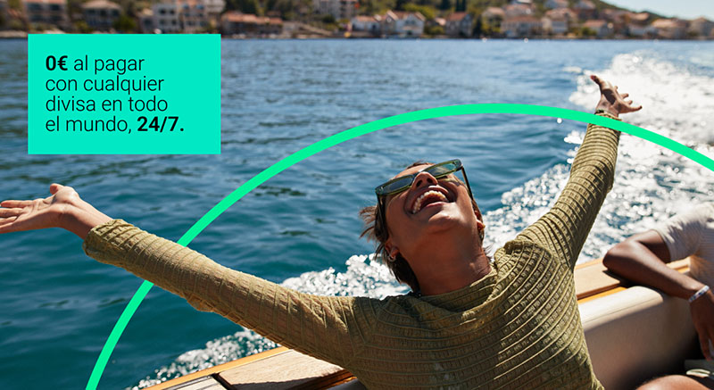 Chica disfrutando de sus vacaciones con su tarjeta imagin débito