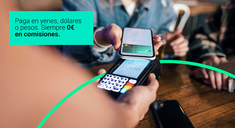 Persona pagando con su tarjeta imagin débito