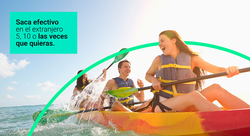 Chicos disfrutando de sus vacaciones con su tarjeta imagin débito