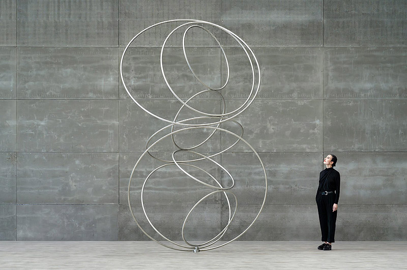 CYCLES - escultula de aros de acero en movimiento