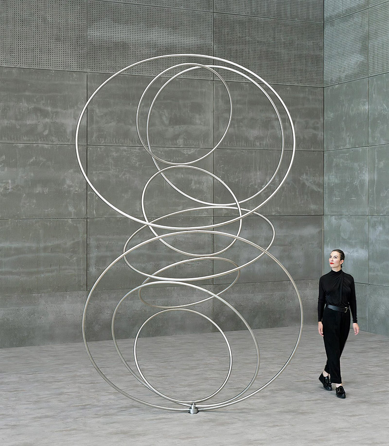 CYCLES - escultula de aros de acero en movimiento