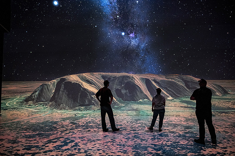 Vista de un escenario lunar con dos personas