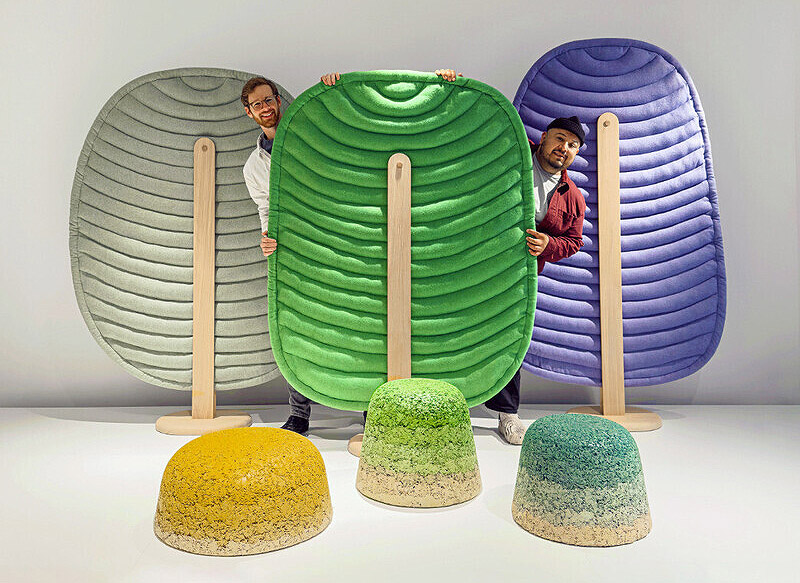 Understory de Common Object Studio, son unos taburetes y biombos de colores, construidos con materiales reciclados