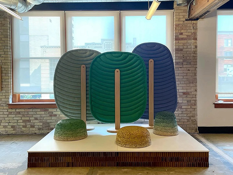 Understory de Common Object Studio, son unos taburetes y biombos de colores, construidos con materiales reciclados
