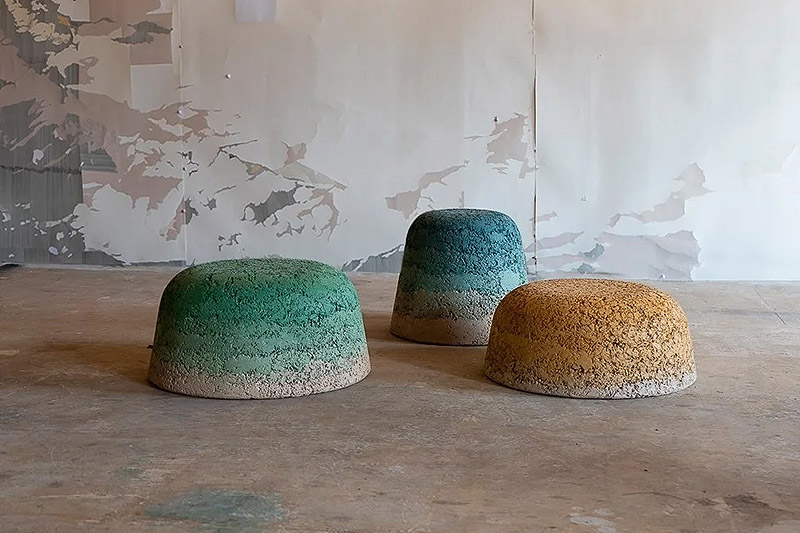 Understory de Common Object Studio, son unos taburetes y biombos de colores, construidos con materiales reciclados