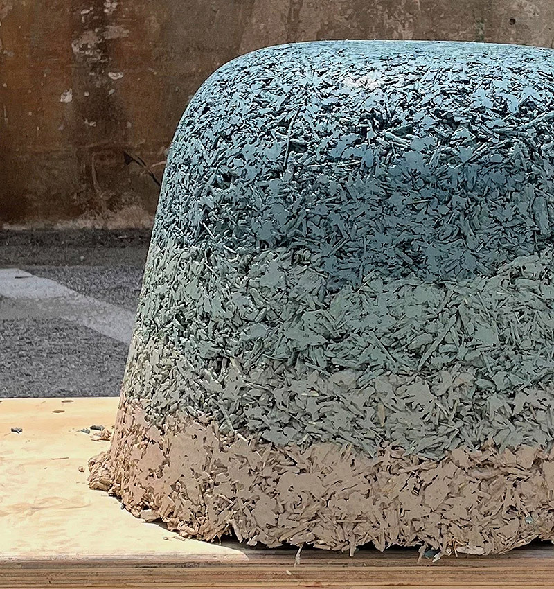 Understory de Common Object Studio, son unos taburetes y biombos de colores, construidos con materiales reciclados