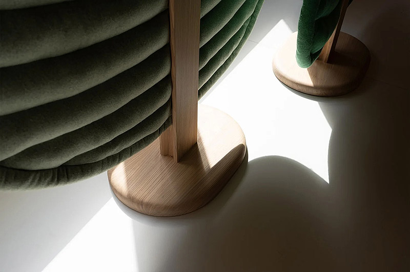 Understory de Common Object Studio, son unos taburetes y biombos de colores, construidos con materiales reciclados