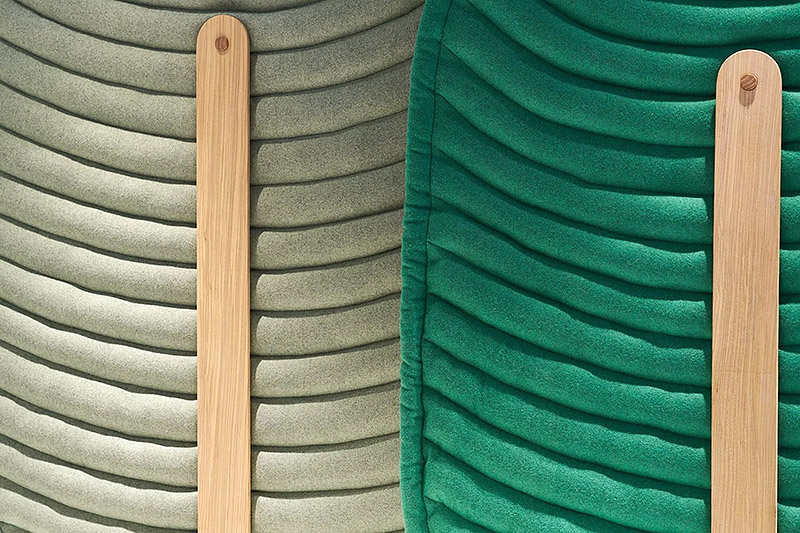 Understory de Common Object Studio, son unos taburetes y biombos de colores, construidos con materiales reciclados