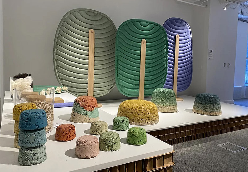 Understory de Common Object Studio, son unos taburetes y biombos de colores, construidos con materiales reciclados