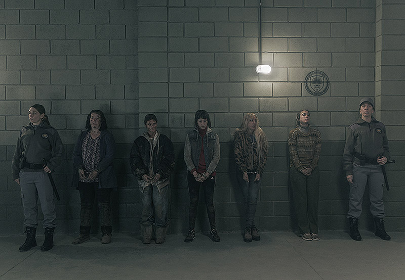 En el barro - Serie de Netflix sobre presidiarias - fotograma donde se ve a chicas en la carcel