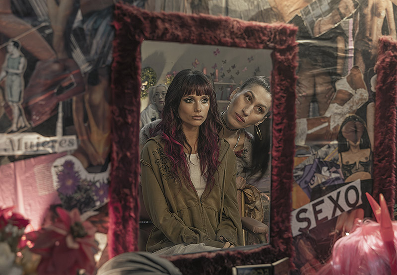 En el barro - Serie de Netflix sobre presidiarias - fotograma donde se ve a chicas en la carcel