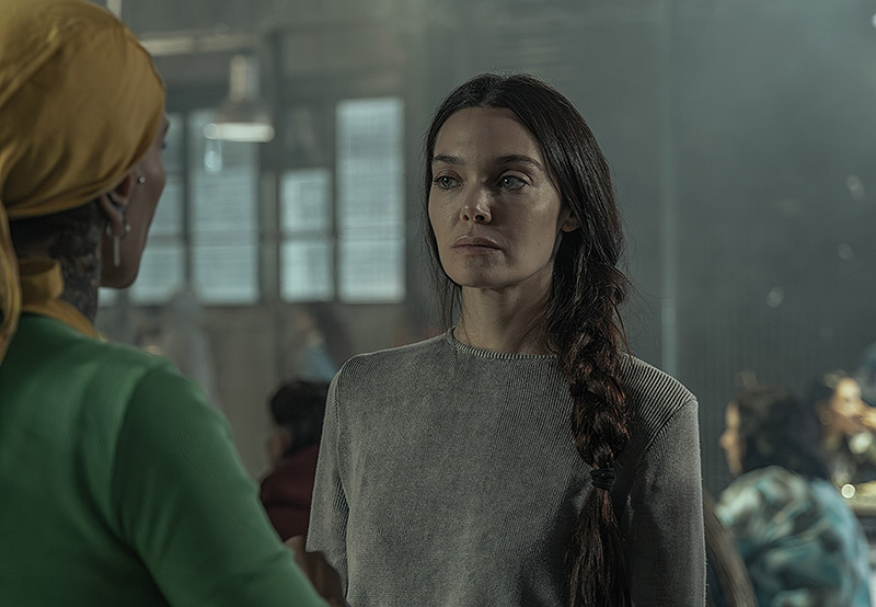 En el barro - Serie de Netflix sobre presidiarias - fotograma donde se ve a chicas en la carcel