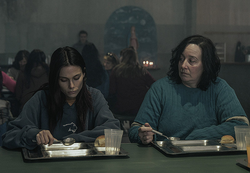 En el barro - Serie de Netflix sobre presidiarias - fotograma donde se ve a chicas en la carcel