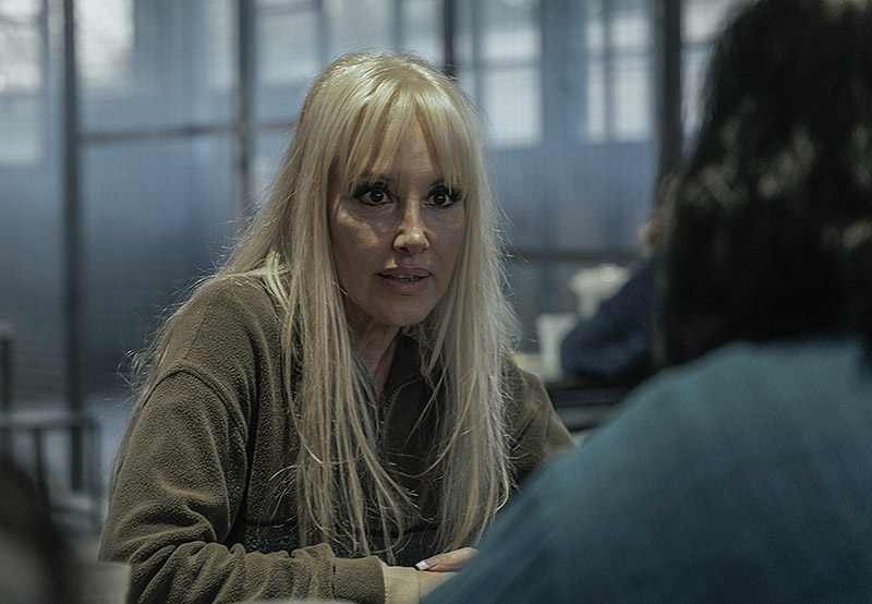 En el barro - Serie de Netflix sobre presidiarias - fotograma donde se ve a chicas en la carcel