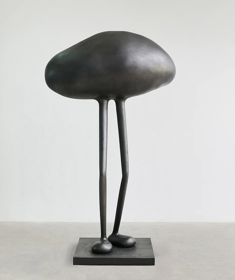 Erwin Wurm, exposición Mindset - escultura de forma redondeada con patas alargadas