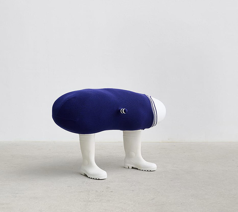 Erwin Wurm, exposición Mindset - escultura de forma redondeada con patas