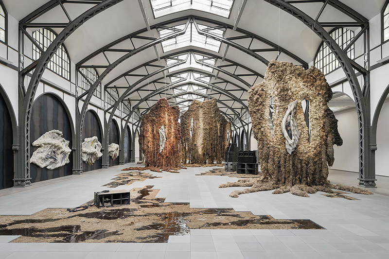 Embrace de Klára Hosnedlová en Hamburger Bahnhof de Berlín