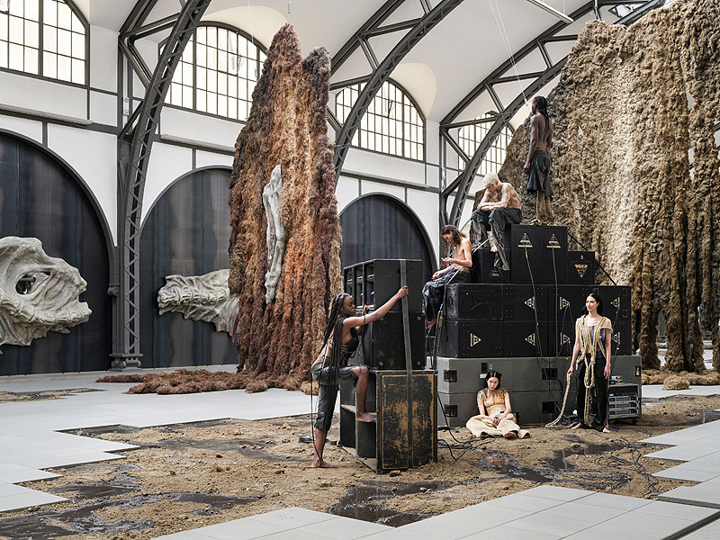 Vista de la exposición con los performers