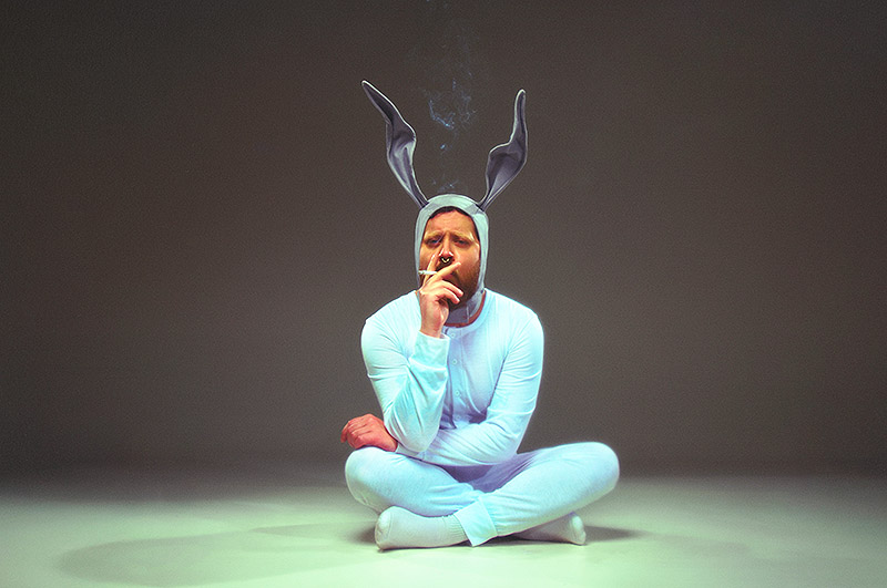 Junior Healy - fotografía de estudio disfrazado de conejo