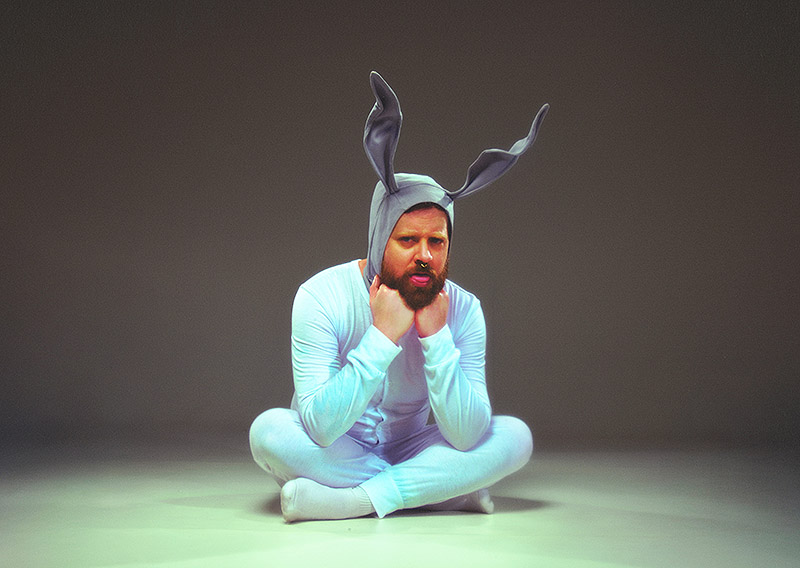 Junior Healy - fotografía de estudio disfrazado de conejo