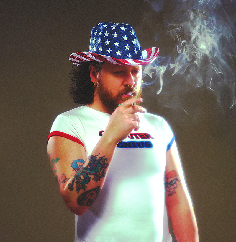 Junior Healy - fotografía de estudio disfrazado con un gorro de vaquero con la bandera de eeuu