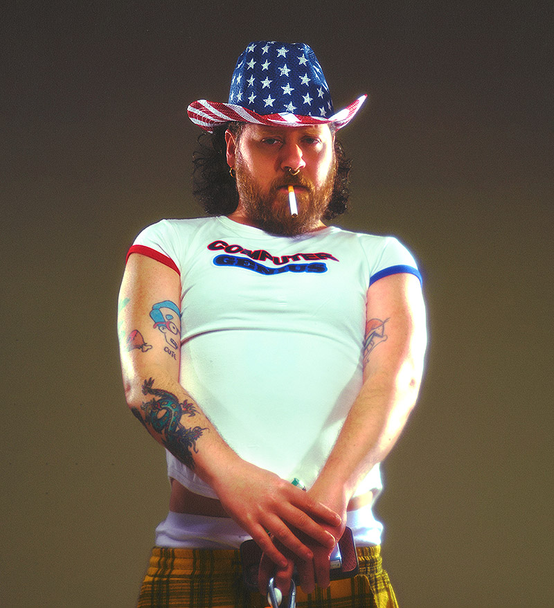 Junior Healy - fotografía de estudio disfrazado con un gorro de vaquero con la bandera de eeuu