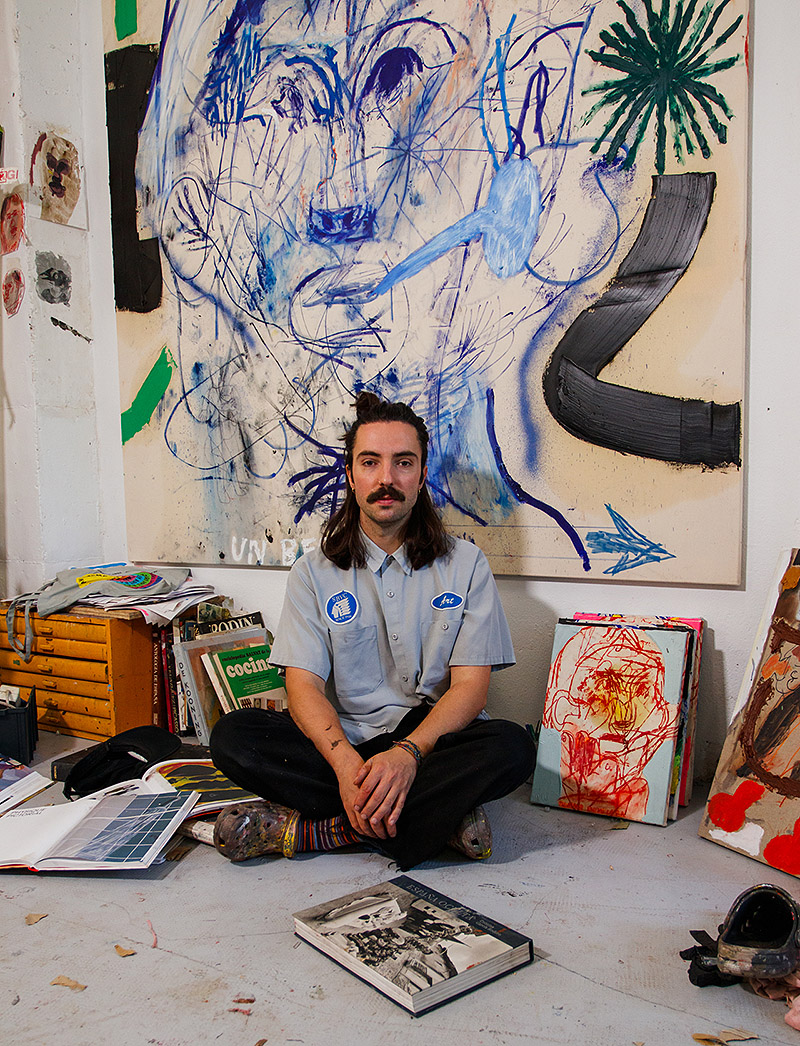 fotografía del artista Manuel García en su estudio