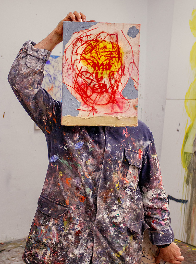 fotografía del artista Manuel García en su estudio