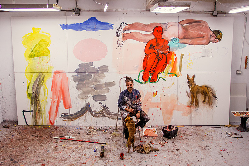 fotografía del artista Manuel García en su estudio