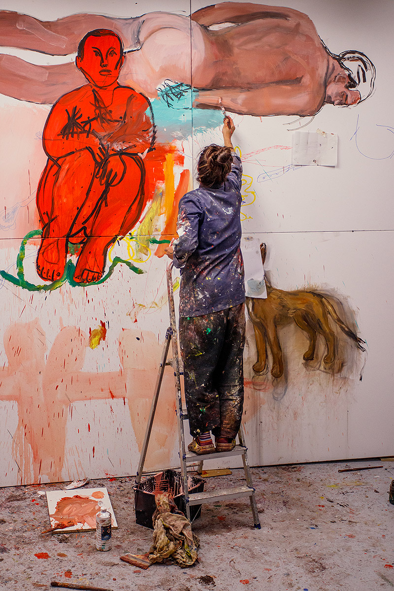 fotografía del artista Manuel García en su estudio