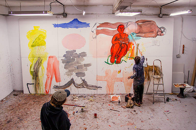 fotografía del artista Manuel García en su estudio