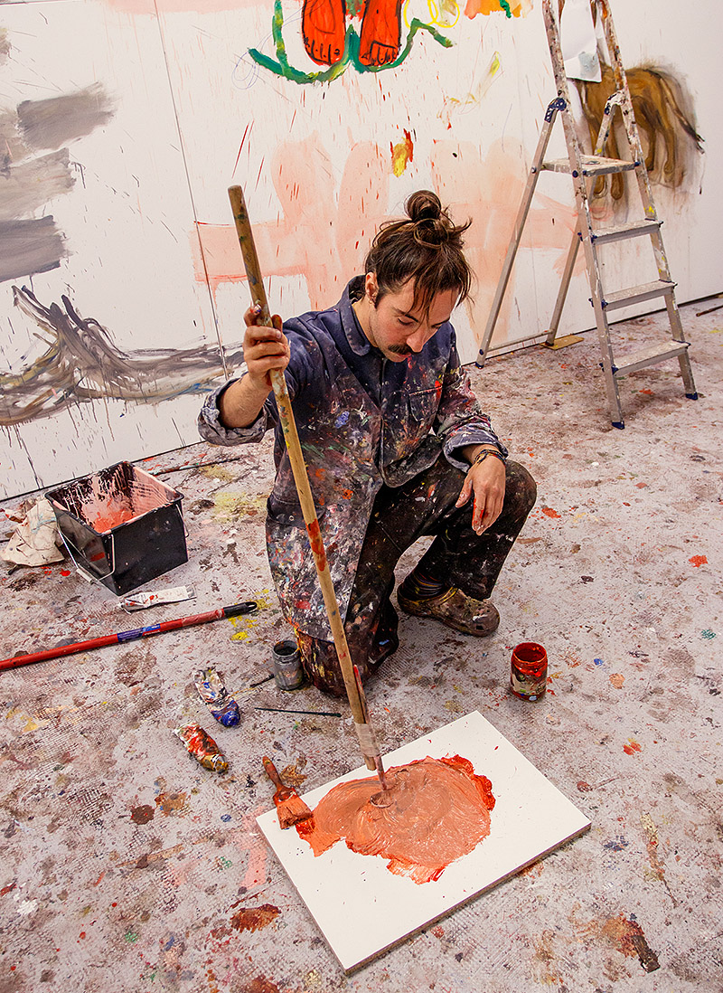 fotografía del artista Manuel García en su estudio