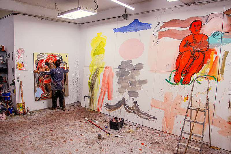 fotografía del artista Manuel García en su estudio