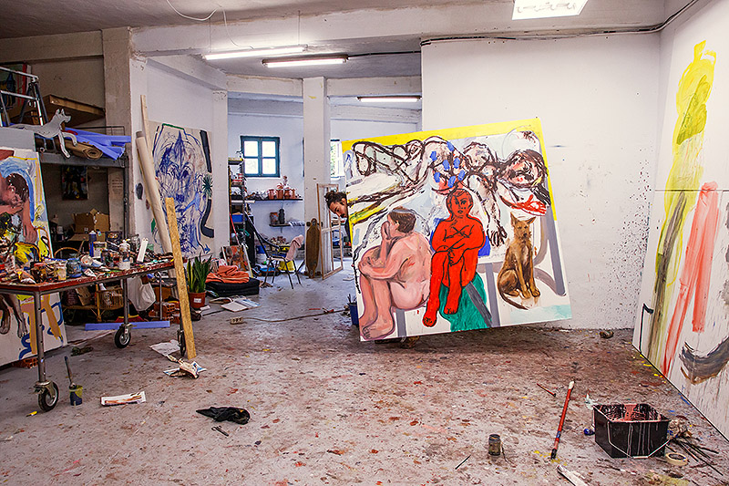 fotografía del artista Manuel García en su estudio