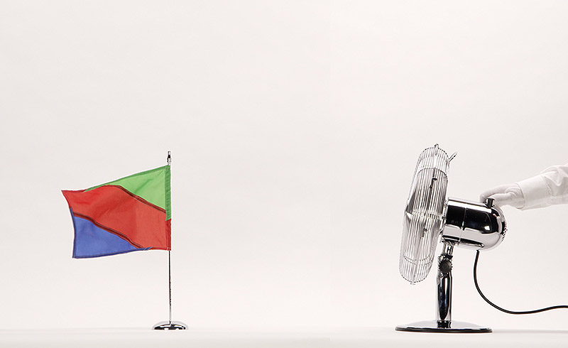 Festival Proyector - fotograma de video - un ventilador y una bandera