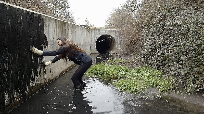 Festival Proyector - fotograma de video - chica haciendo preformance