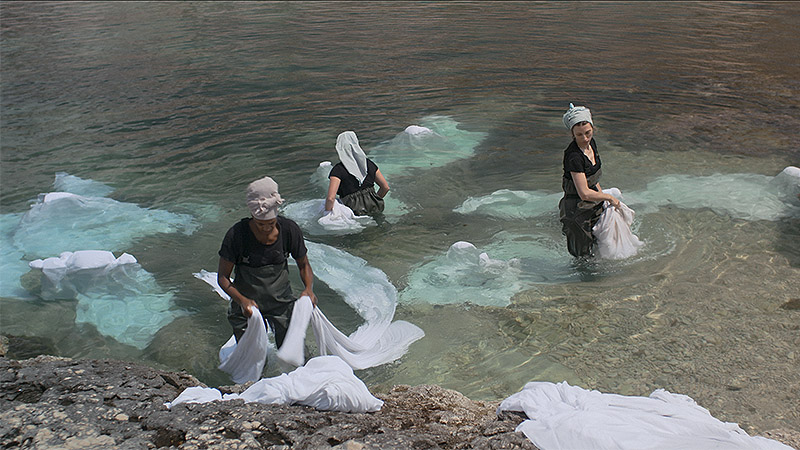 Festival Proyector - fotograma de video - mujeres lavando en el río