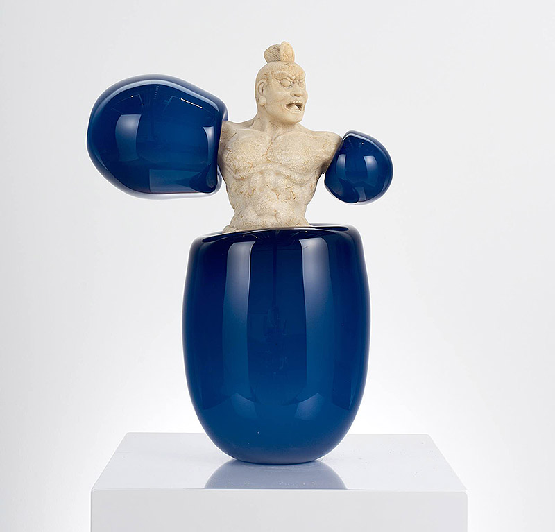 Vista de una escultura clásica en vidrio