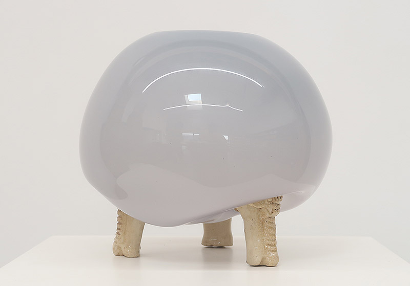 Primer plano de una escultura de vidrio