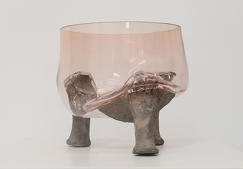 Vista de un objeto de vidrio