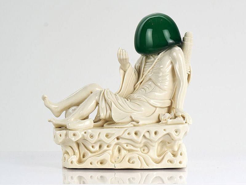 Escultura clásica con la cabeza cubierta con vidrio.