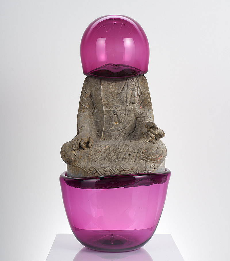 Escultura sagrada con cara cubierta de vidrio