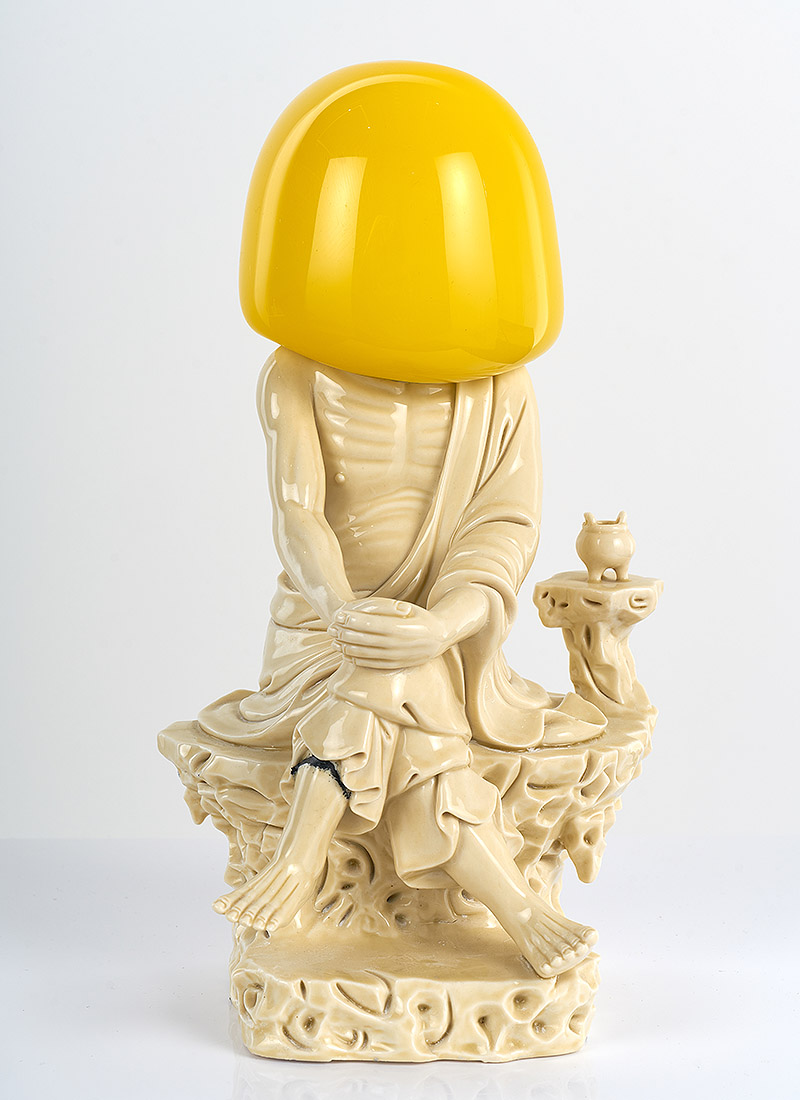 Escultura sagrada con cabeza de vidrio.