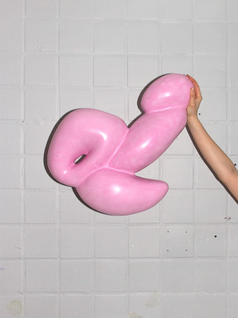 Sex Now - Imagen de la exposición - una escultura con forma erótica de color rosa