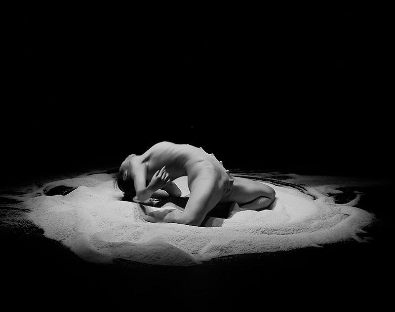 imagen de una bailarina en el suelo