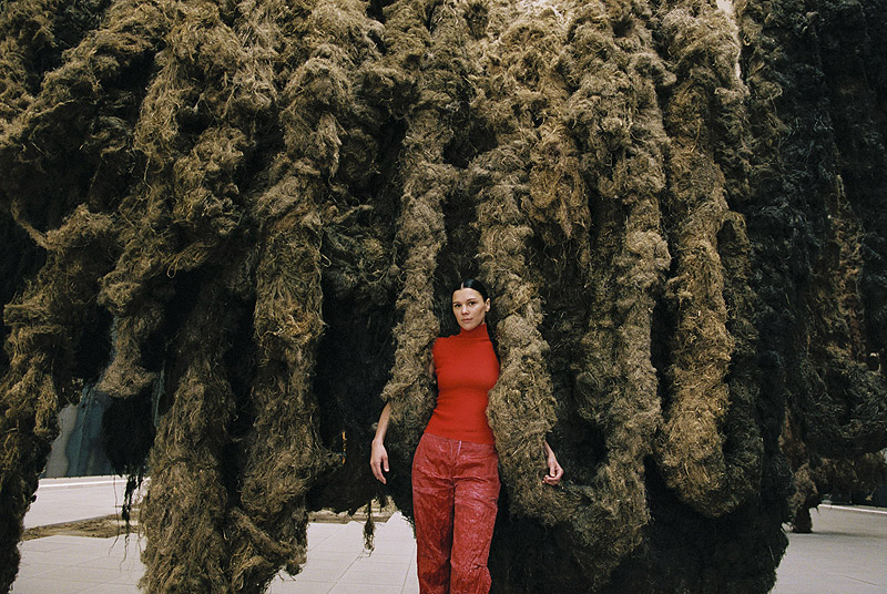 Vista de la artista envuelta en su obra