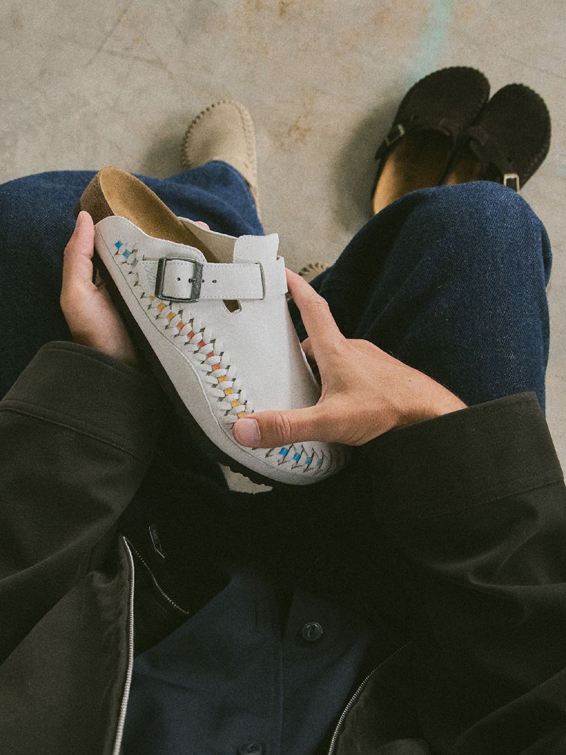 Zuecos para un look de moda urbana